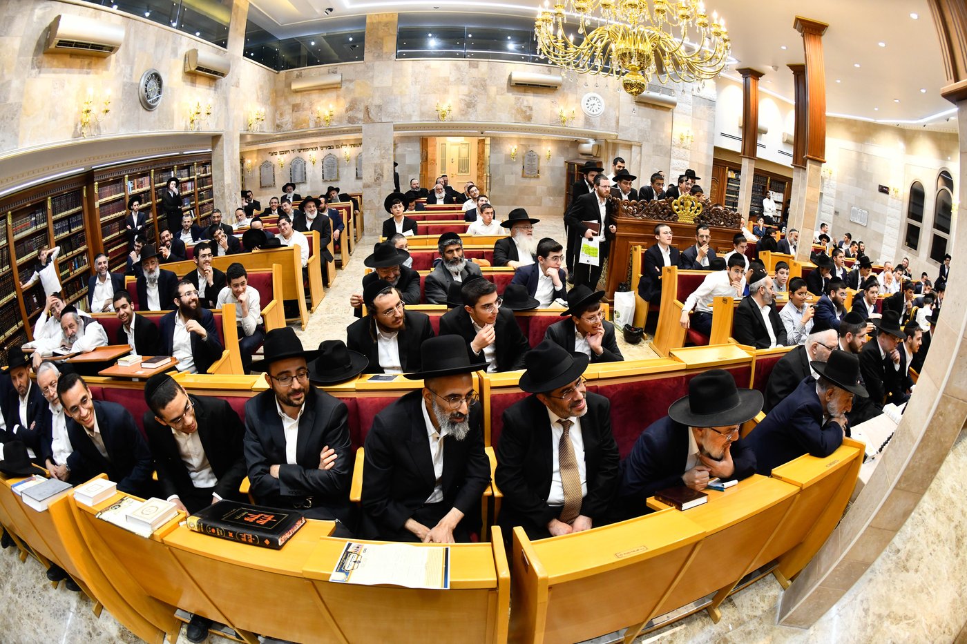 מעמד יציקת עמודי הבית הוראה ועצרת חיזוק בהיכל מרן