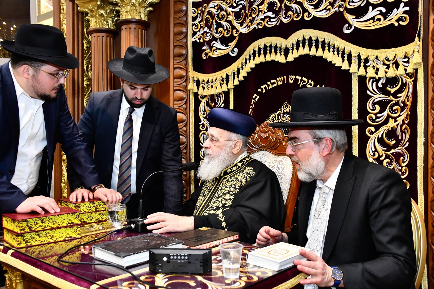 מעמד יציקת עמודי הבית הוראה ועצרת חיזוק בהיכל מרן