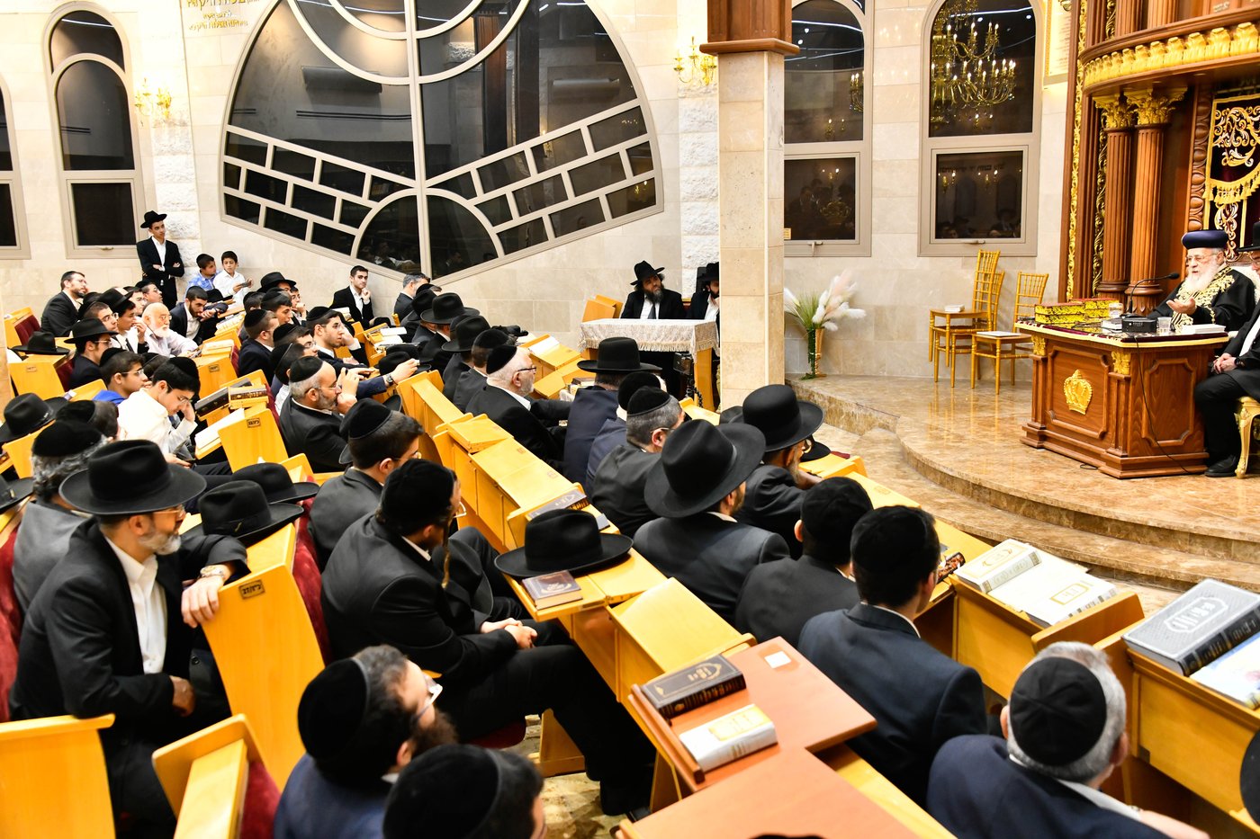מעמד יציקת עמודי הבית הוראה ועצרת חיזוק בהיכל מרן