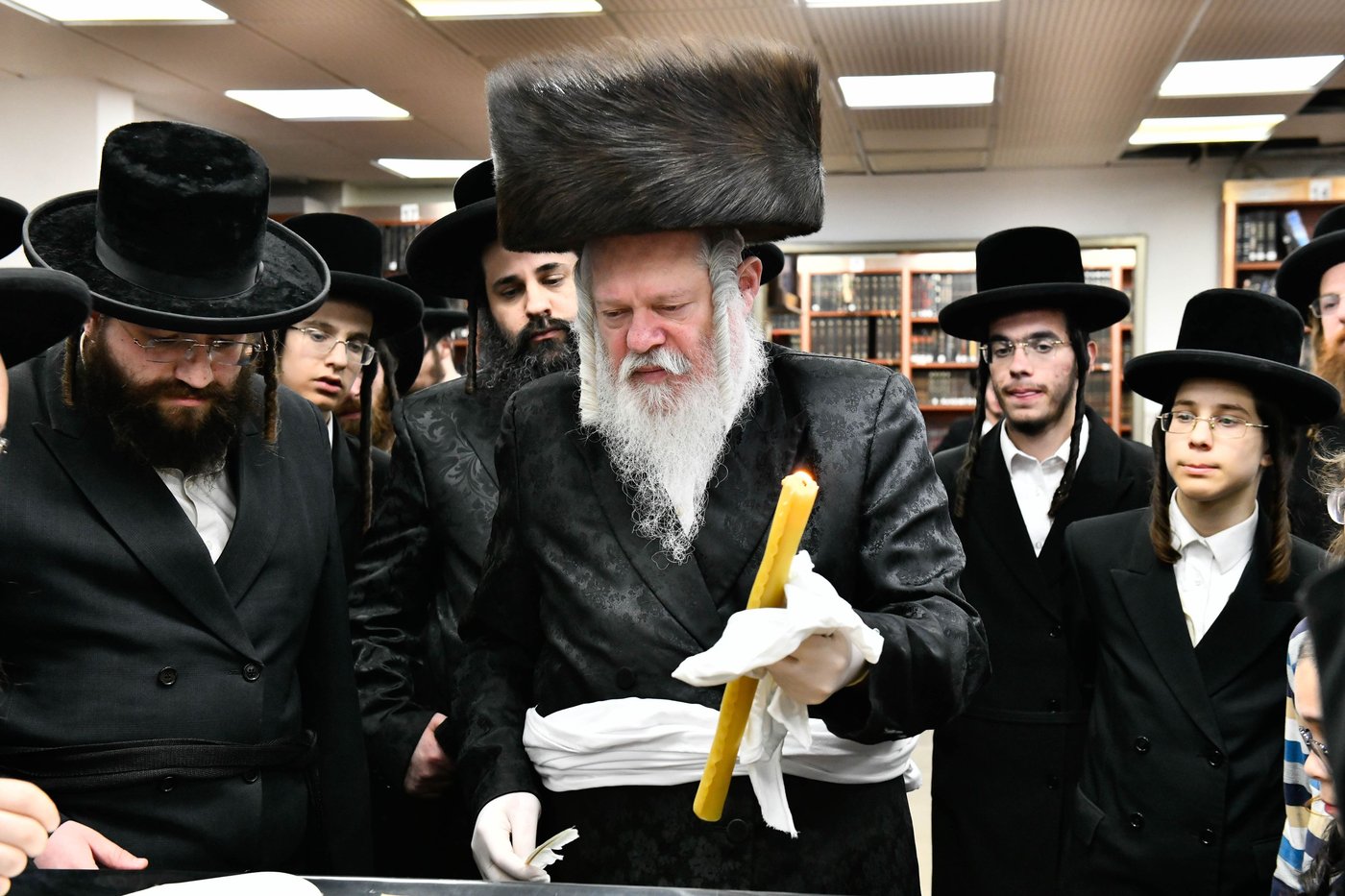 האדמו"ר מפרימשלאן בבדיקת חמץ
