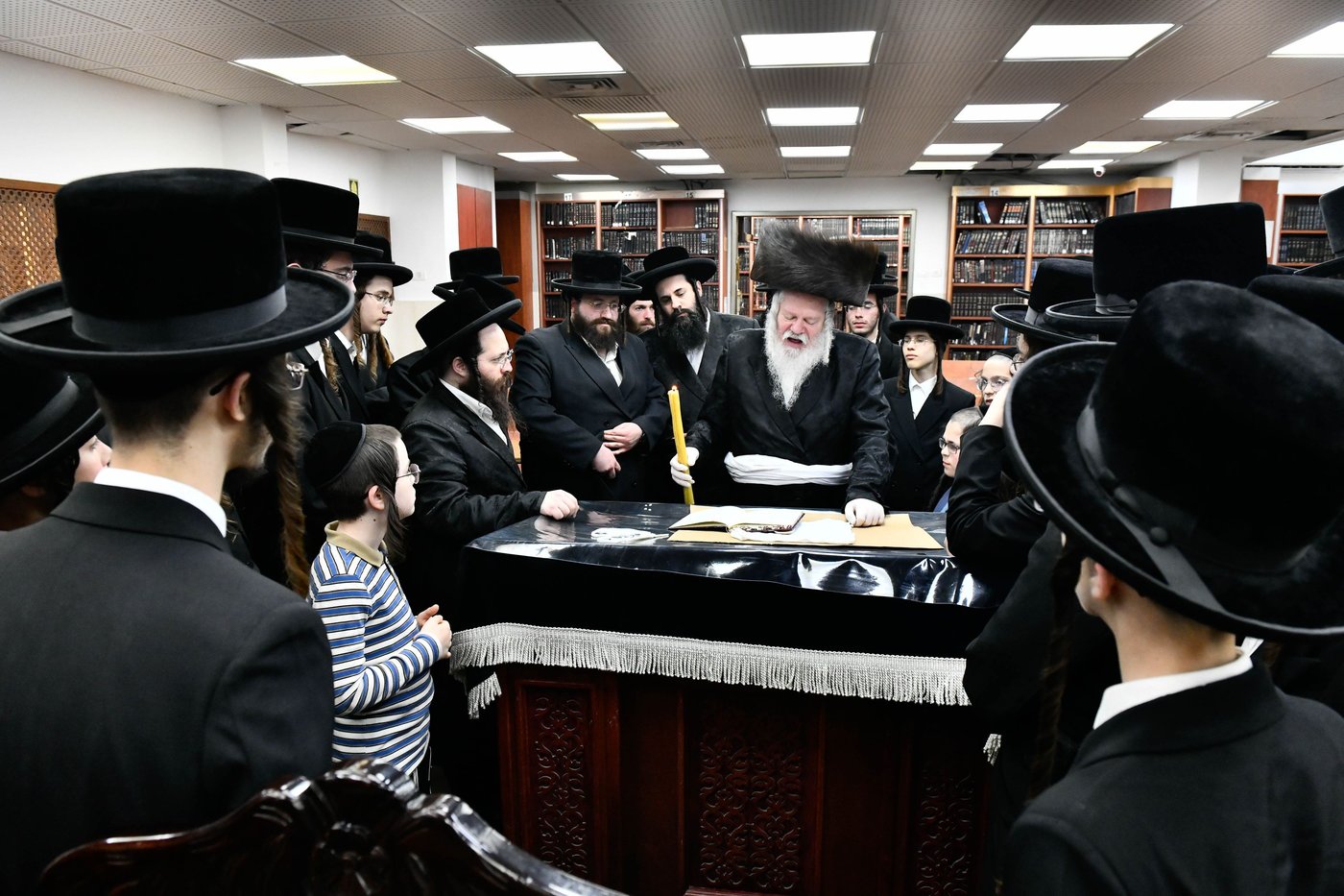 האדמו"ר מפרימשלאן בבדיקת חמץ