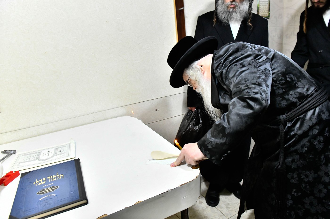 האדמו"ר מדארג בבדיקת חמץ