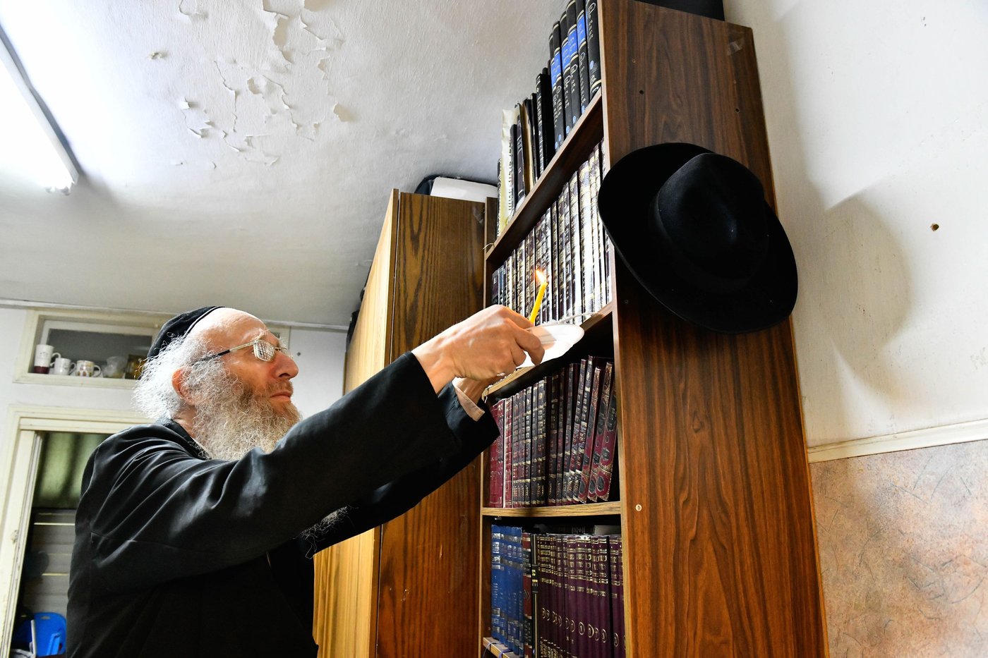 הגאון רבי יהודה אריה דינר בבדיקת חמץ