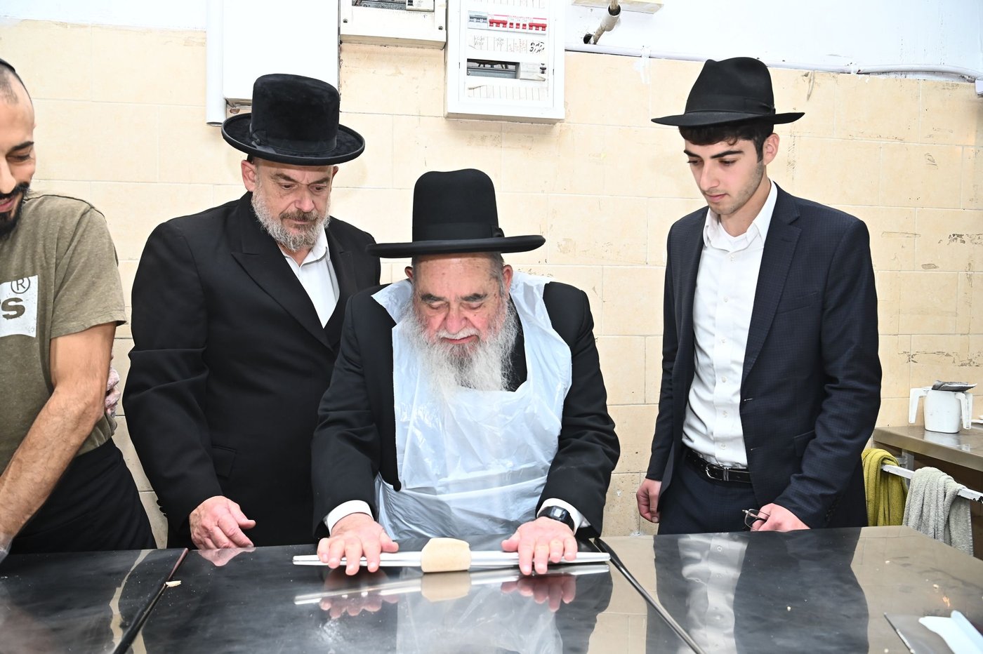 הגר"א סאלים באפיית מצות