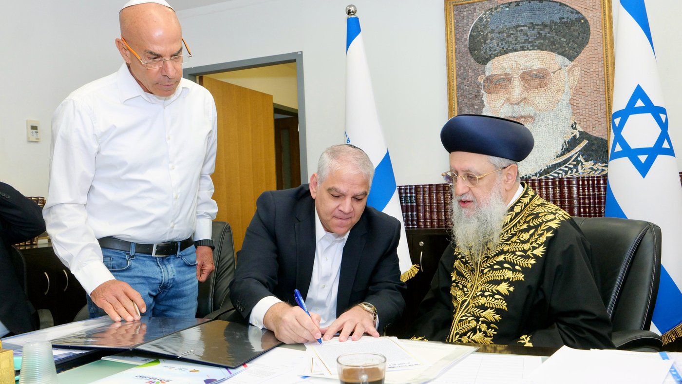 מכירת חמץ ע"י רכבת ישראל לראשל"צ הגר"ד יוסף