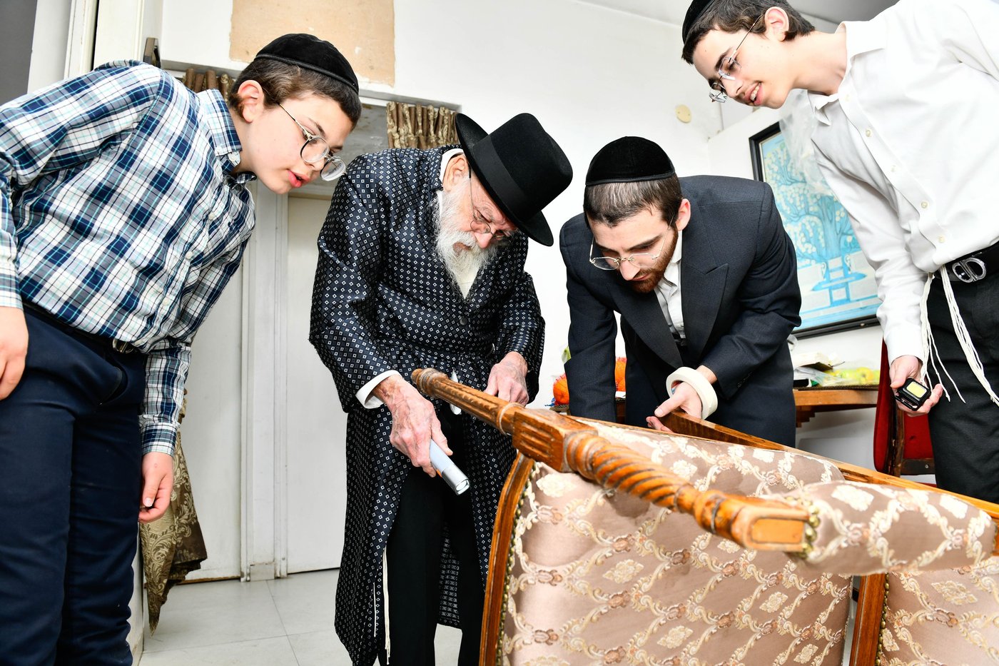 הגאון רבי מאיר גריינמן בבדיקת חמץ