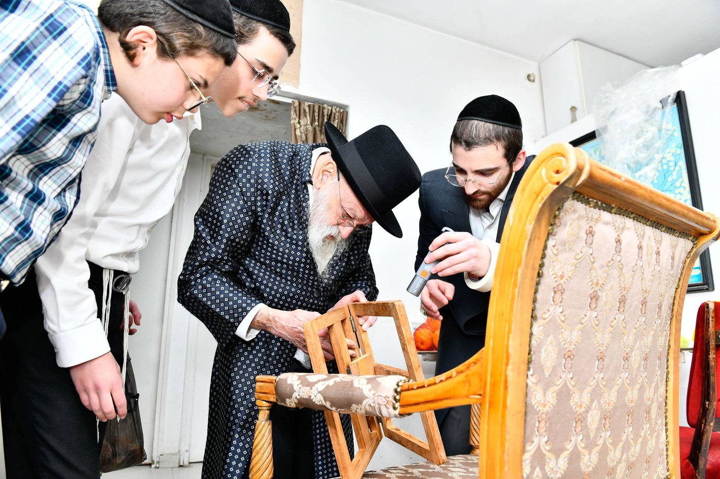 הגאון רבי מאיר גריינמן בבדיקת חמץ
