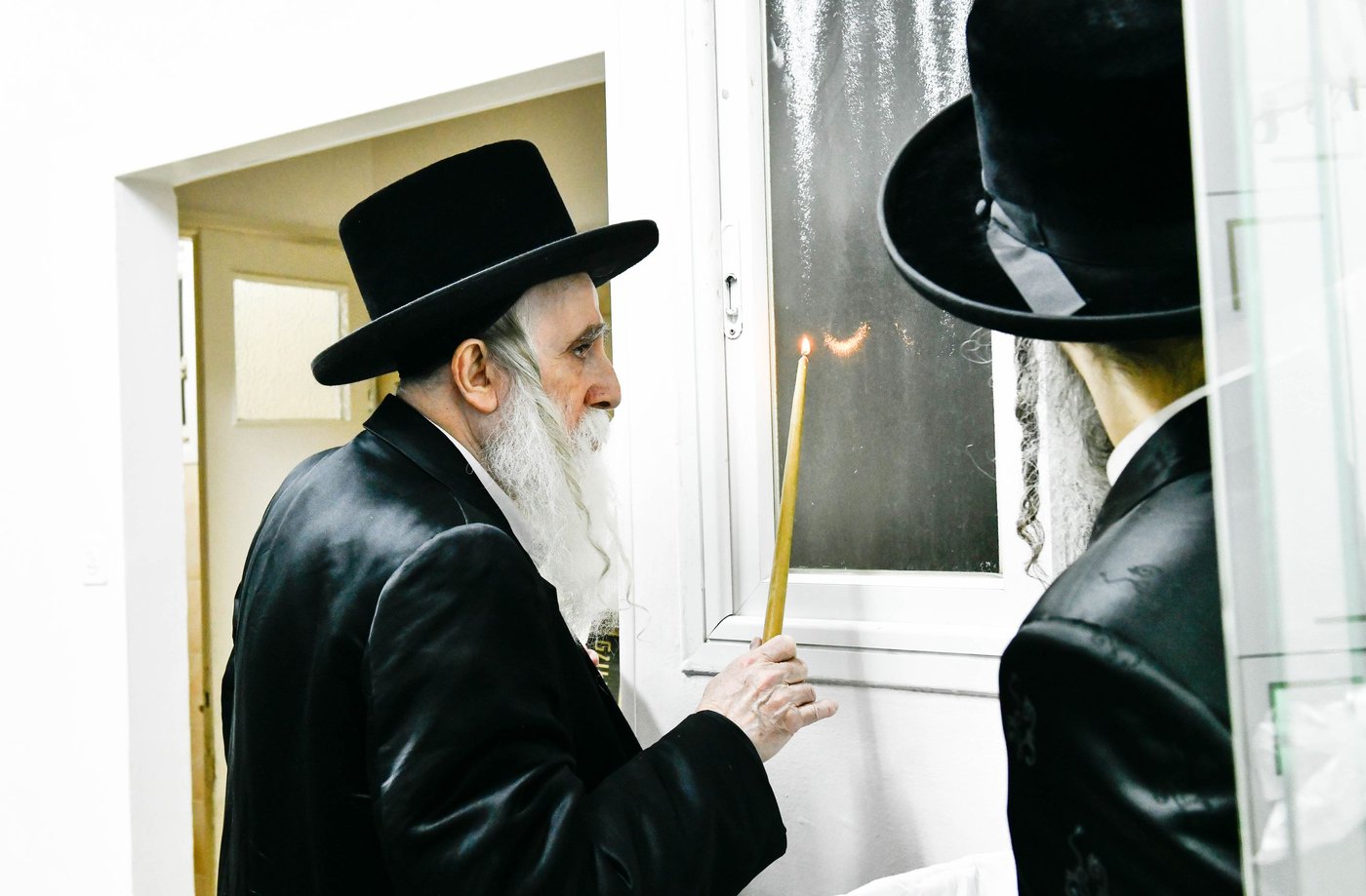 האדמו"ר ממחנובקא בעלזא בבדיקת חמץ
