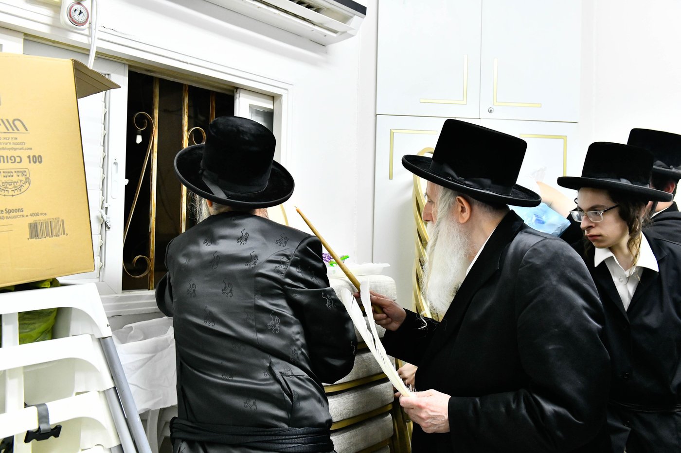 האדמו"ר ממחנובקא בעלזא בבדיקת חמץ