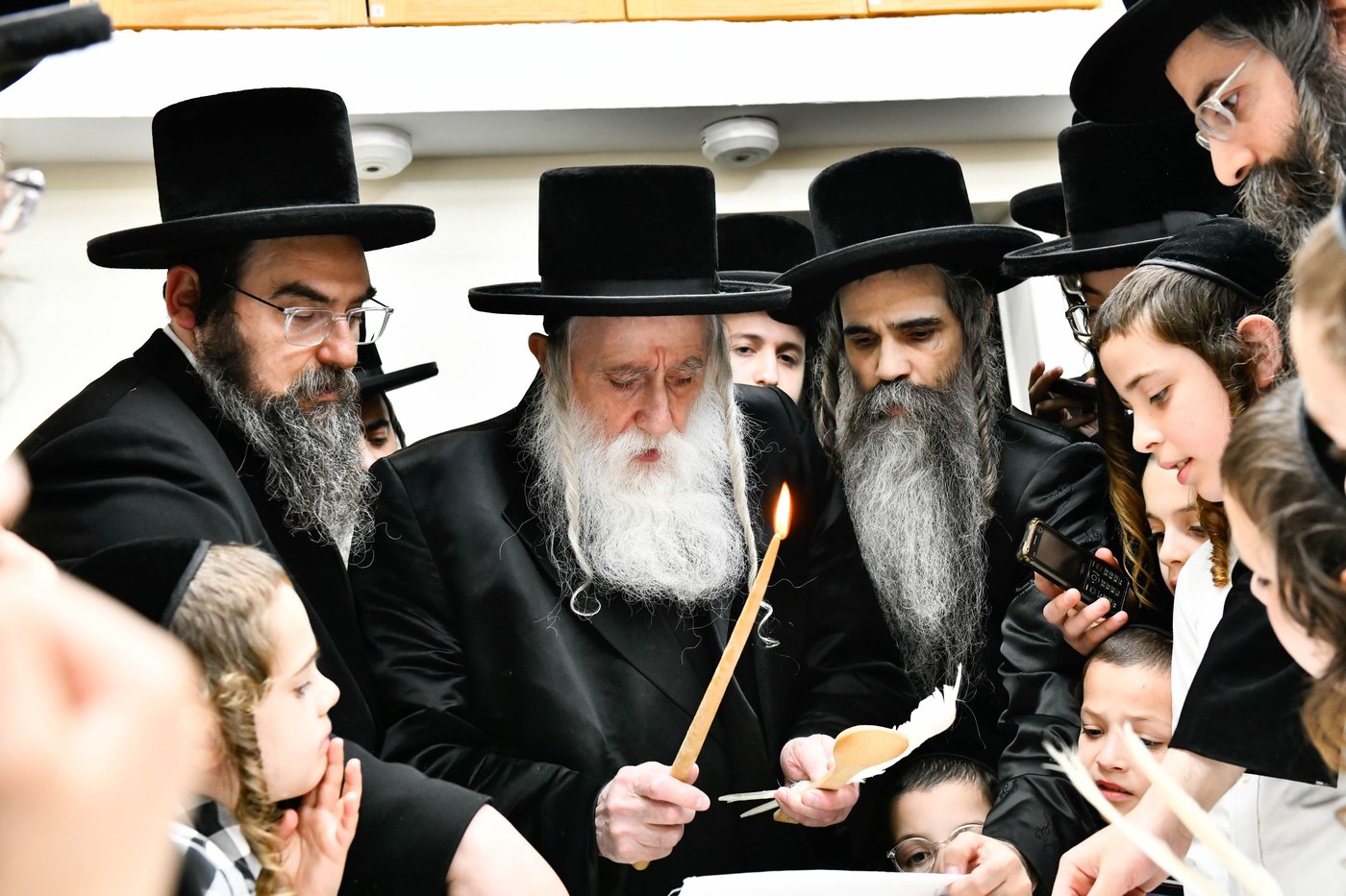 האדמו"ר ממחנובקא בעלזא בבדיקת חמץ