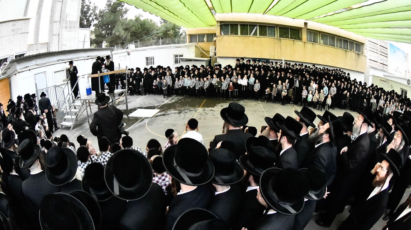 האדמו"ר מדארג בשאיבת מים שלנו