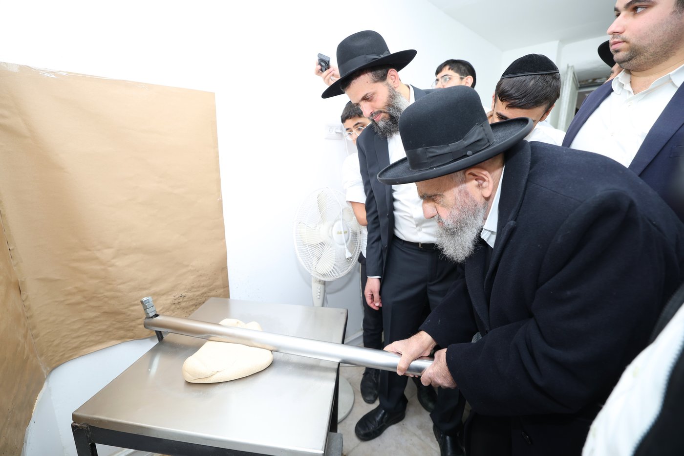 הגאון הרב משה צדקה באפיית מצות מצווה בערב פסח