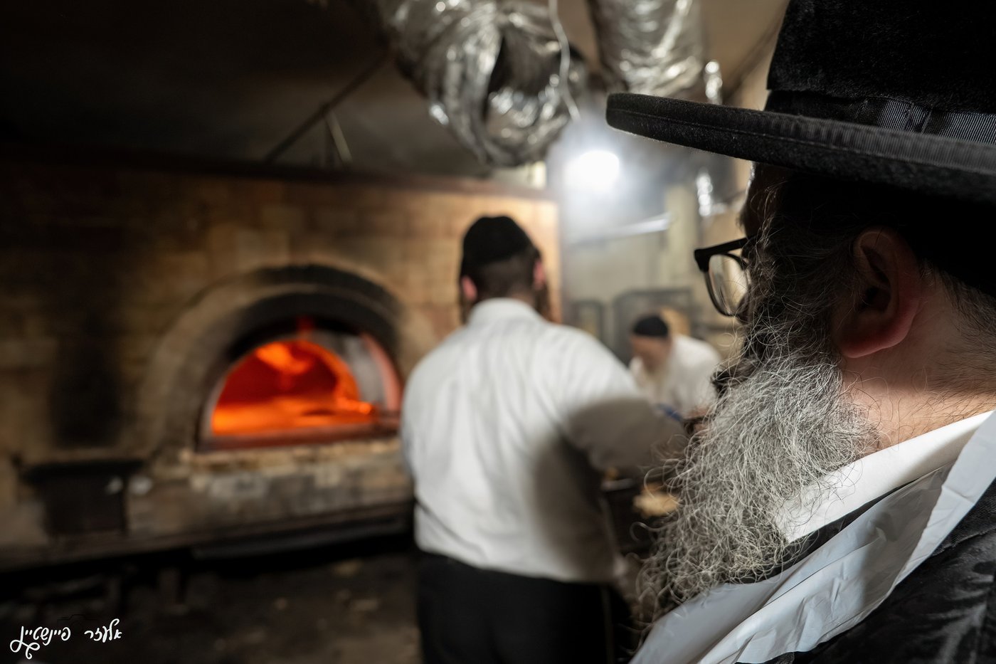 הגה"צ ראש ישיבת סאטמר באפיית מצות