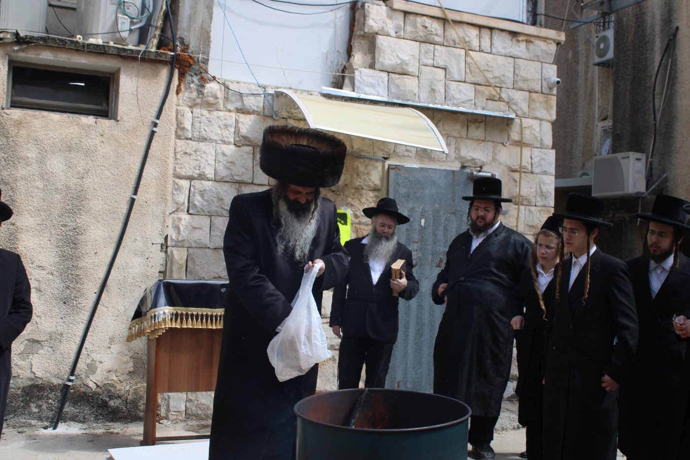 האדמו"ר מזוטשקא בשריפת חמץ