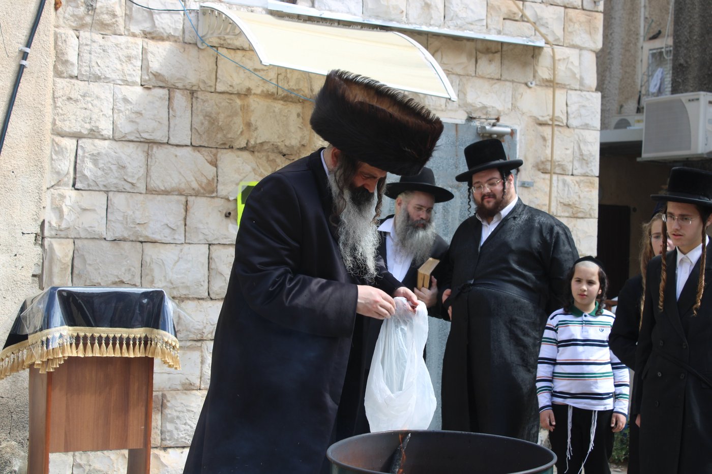 האדמו"ר מזוטשקא בשריפת חמץ