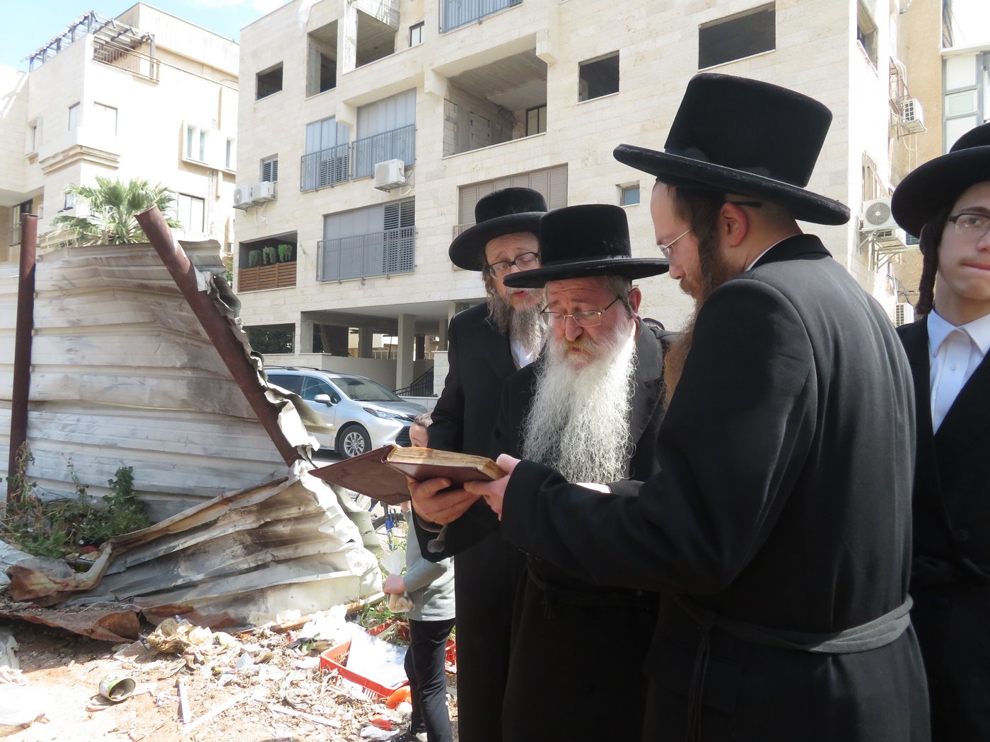 הגה"צ אב"ד סקולען בני ברק בשריפת חמץ