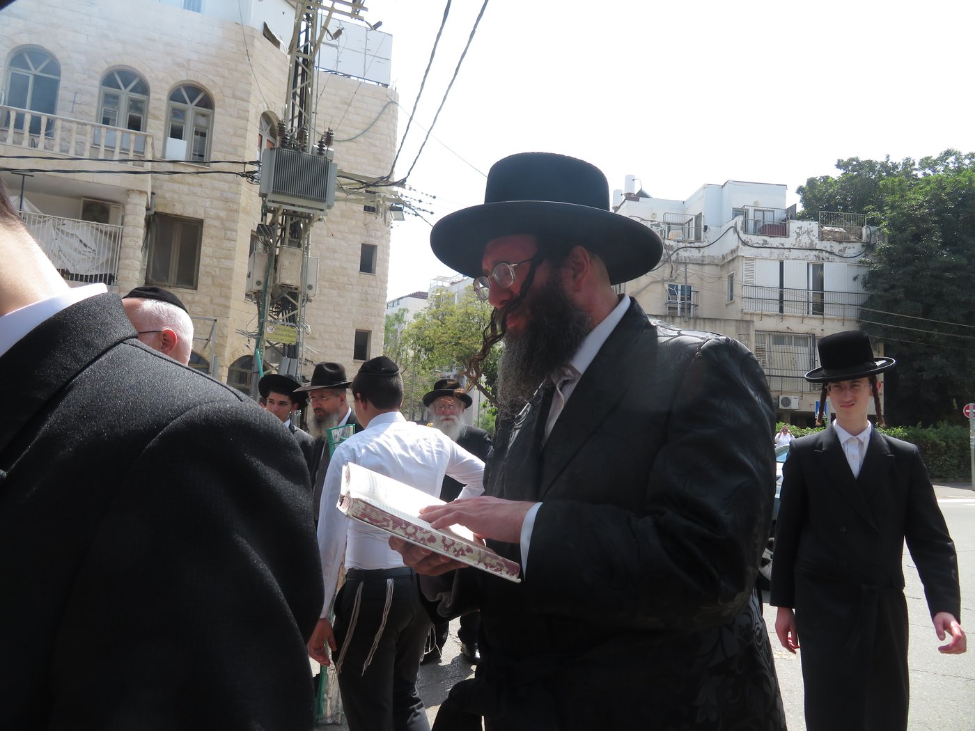 האדמו"ר מספינקא רמת אהרן בשריפת חמץ