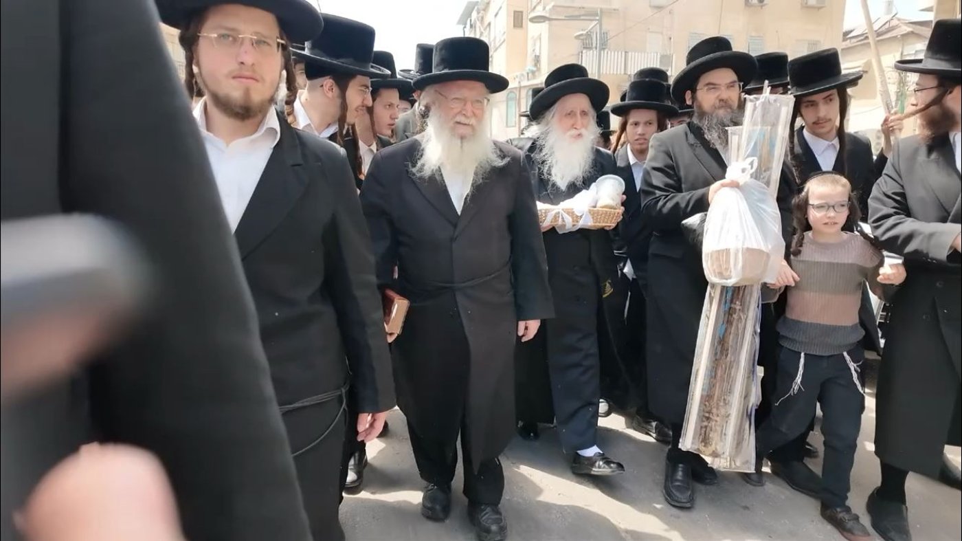 האדמו"ר ממחנובקא בעלזא בשריפת חמץ