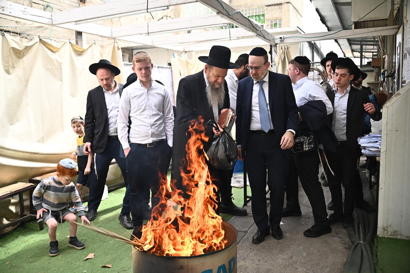 הגאון רבי מרדכי שמואל אדלשטיין בשריפת חמץ