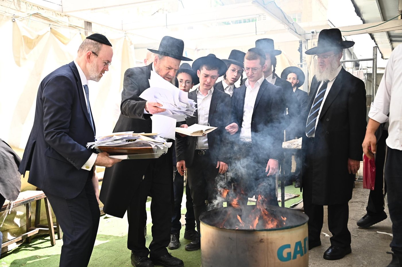הגאון רבי מרדכי שמואל אדלשטיין בשריפת חמץ