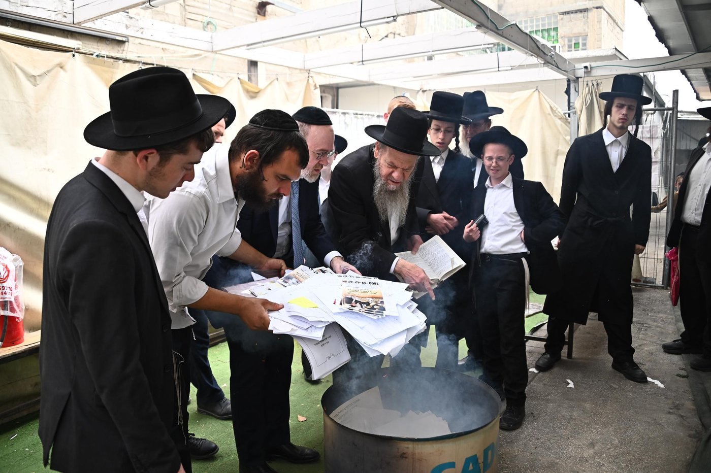 הגאון רבי מרדכי שמואל אדלשטיין בשריפת חמץ