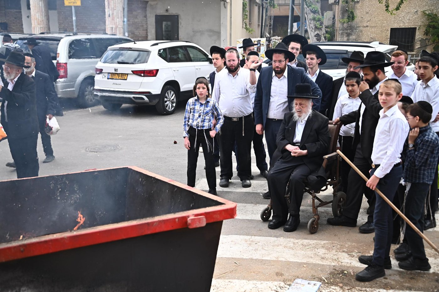 הגאון רבי ברוך דב פוברסקי בשריפת חמץ