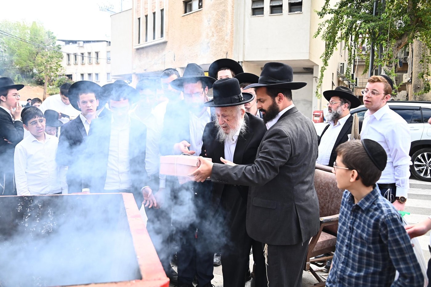 הגאון רבי ברוך דב פוברסקי בשריפת חמץ