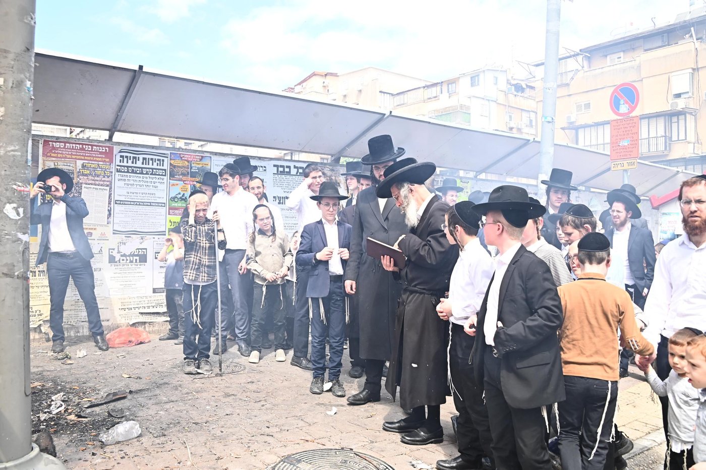 הגה"צ רבי אלימלך בידרמן בשריפת חמץ