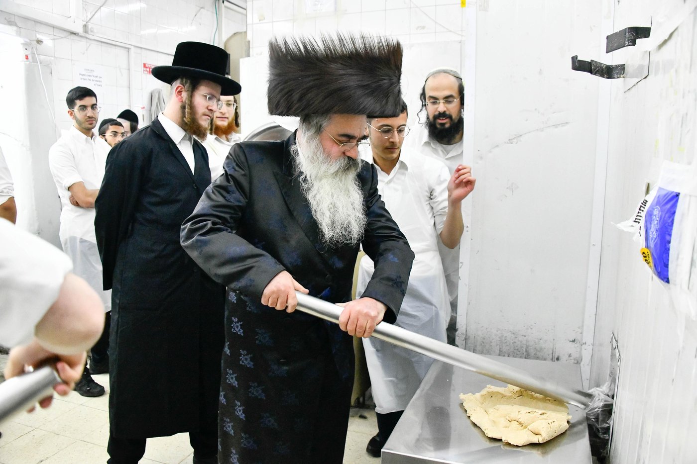 האדמו"ר מלעלוב ירושלים באפיית מצות מצווה