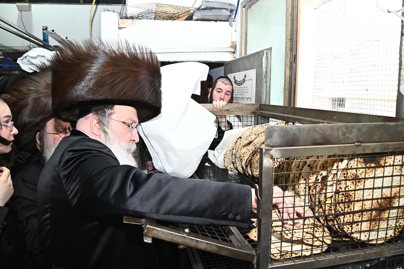 האדמו"ר מנדבורנה באפיית מצות מצווה