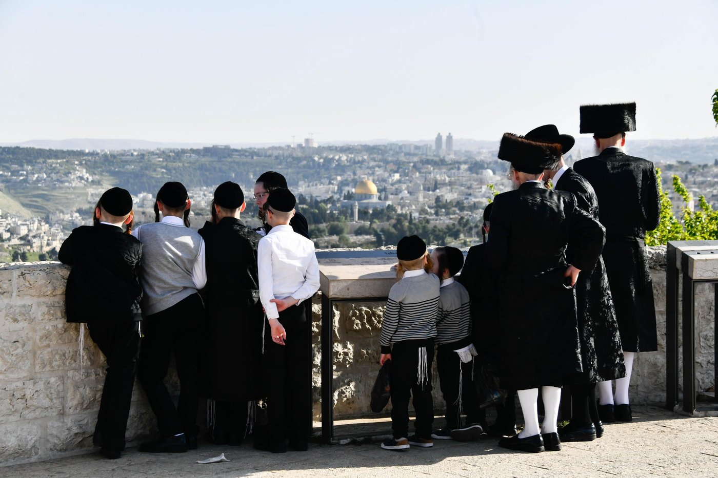 יהודים מתפללים ב'הר הצופים' מול מקום המקדש - חוה"מ פסח
