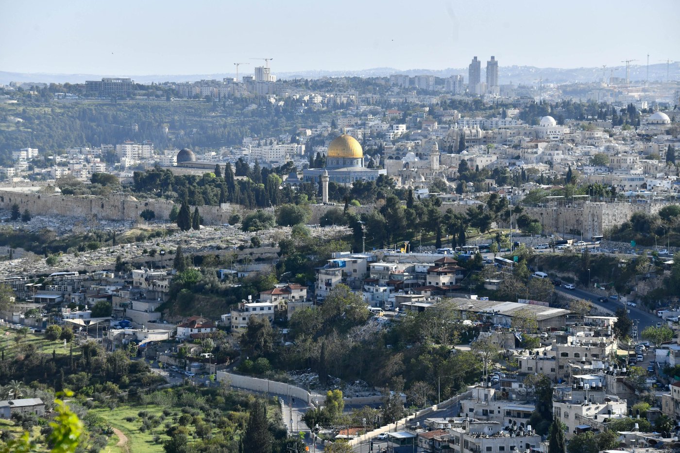 יהודים מתפללים ב'הר הצופים' מול מקום המקדש - חוה"מ פסח