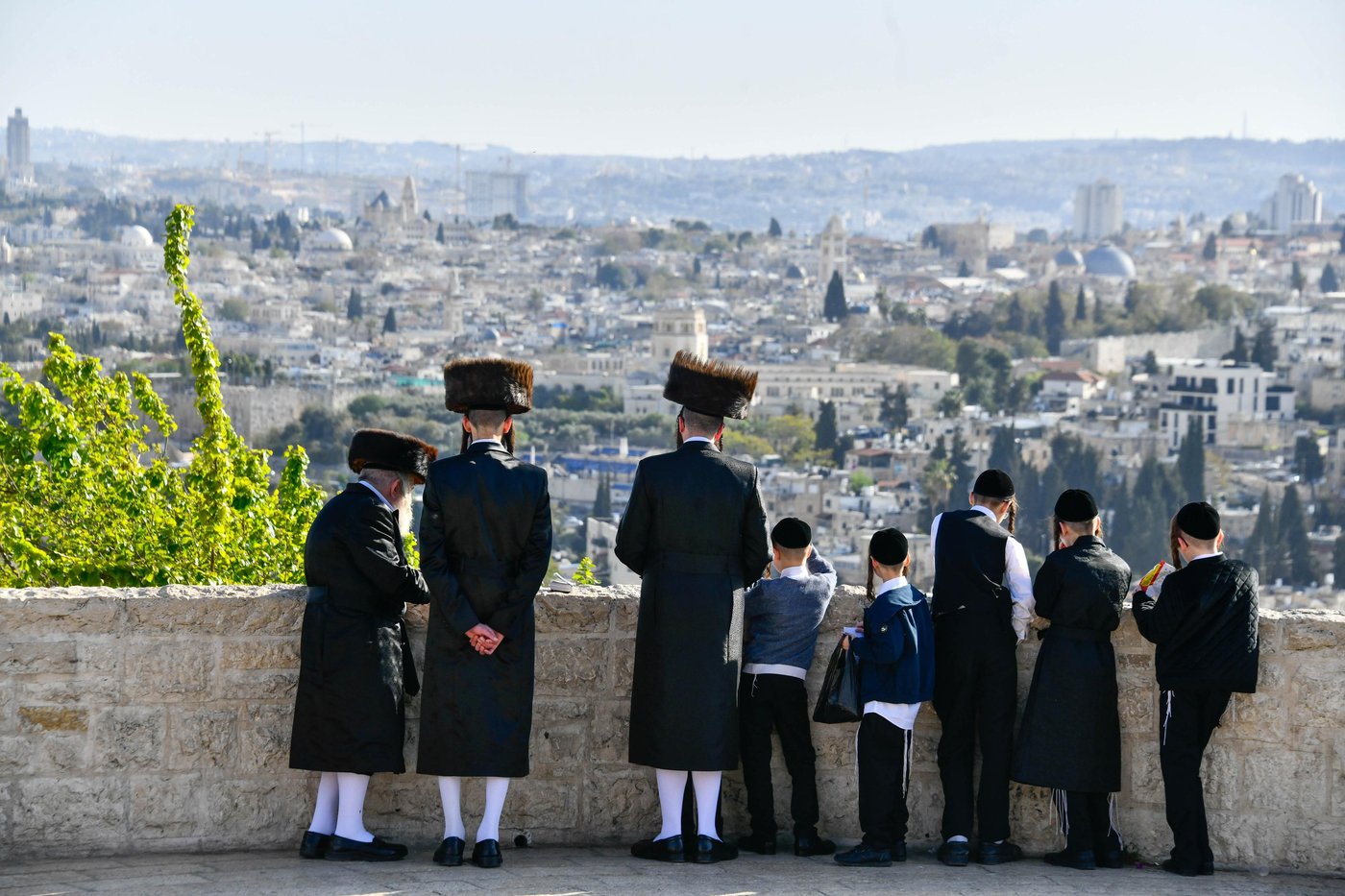 יהודים מתפללים ב'הר הצופים' מול מקום המקדש - חוה"מ פסח