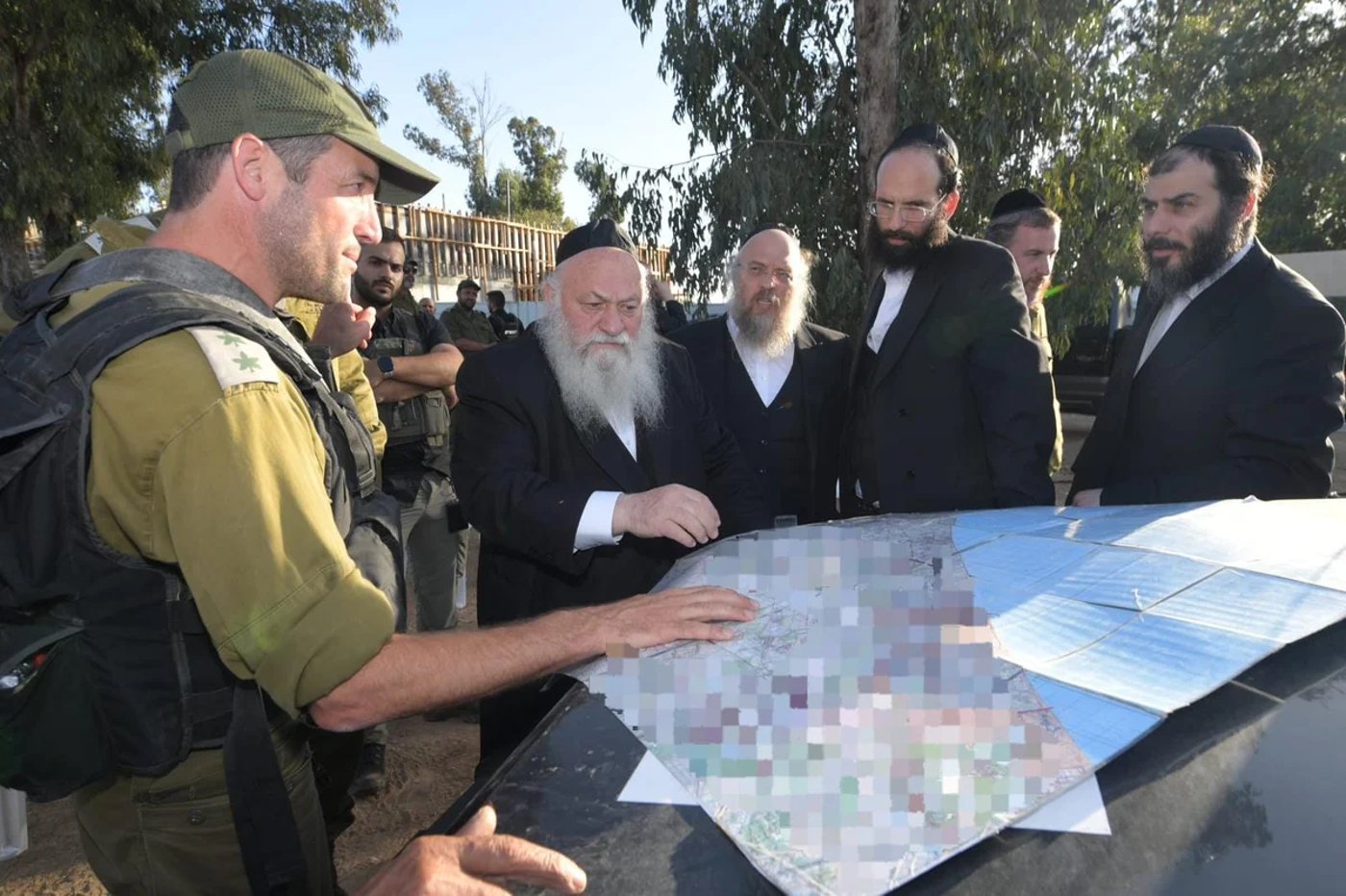 מורגנשטרן לצידו של השר ובבצ'יק בסיור בעוטף