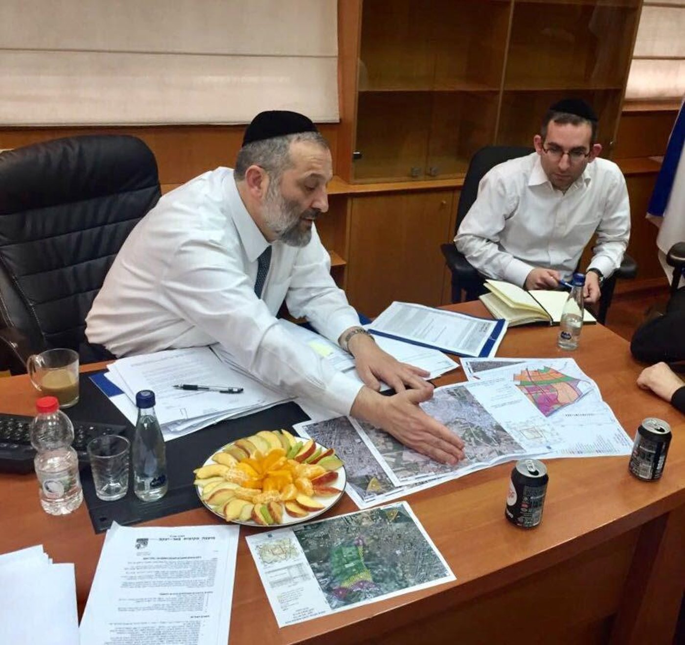 ישראל אוזן במהלך עבודתו אצל יו"ר ש"ס אריה דרעי