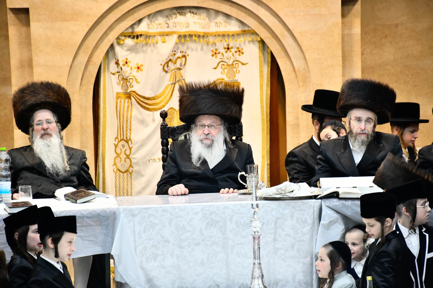 האדמו"ר מנדבורנה בטיש נעילת החג 