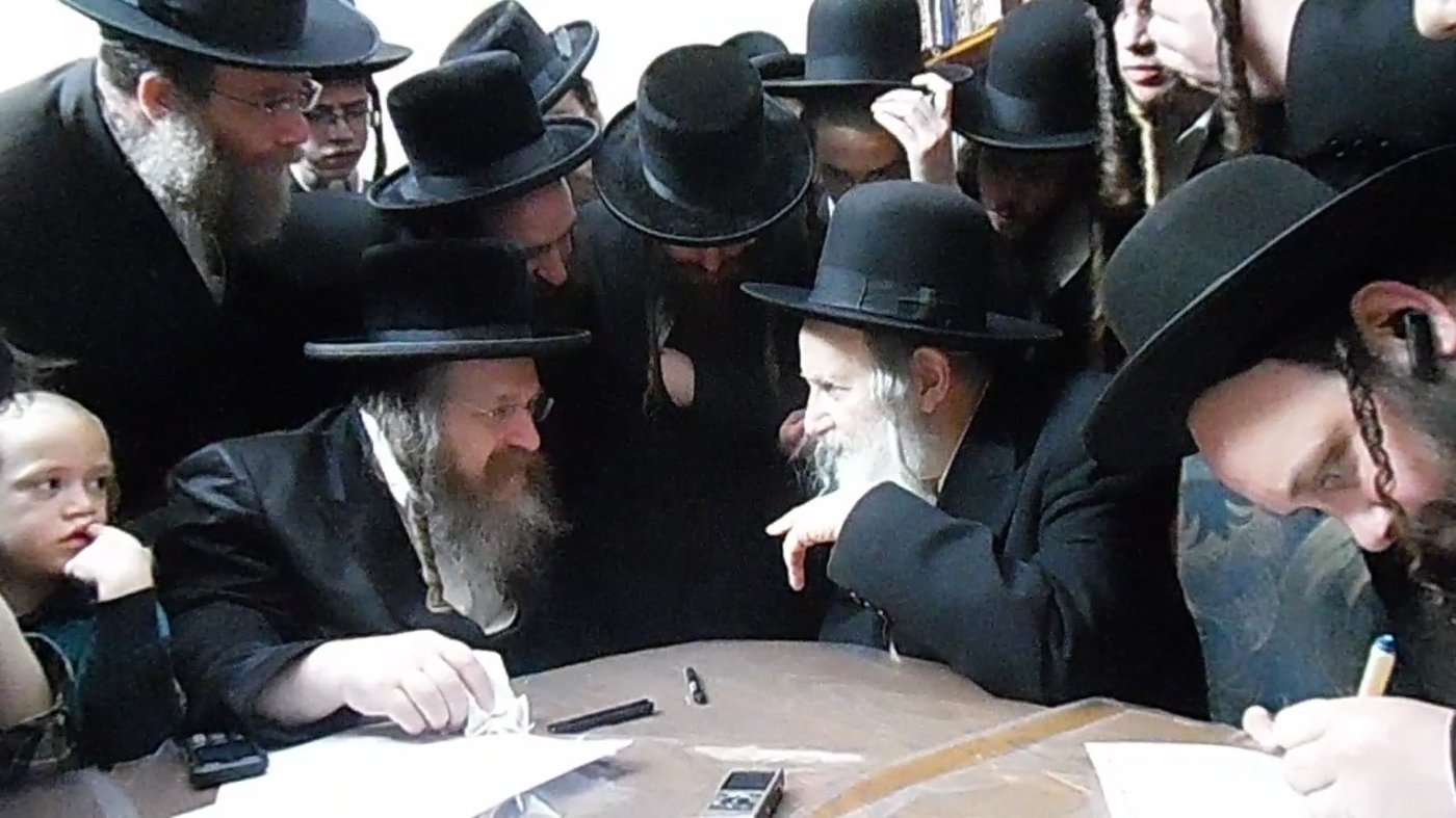 האדמו"ר מאמשינוב במכירת חמץ