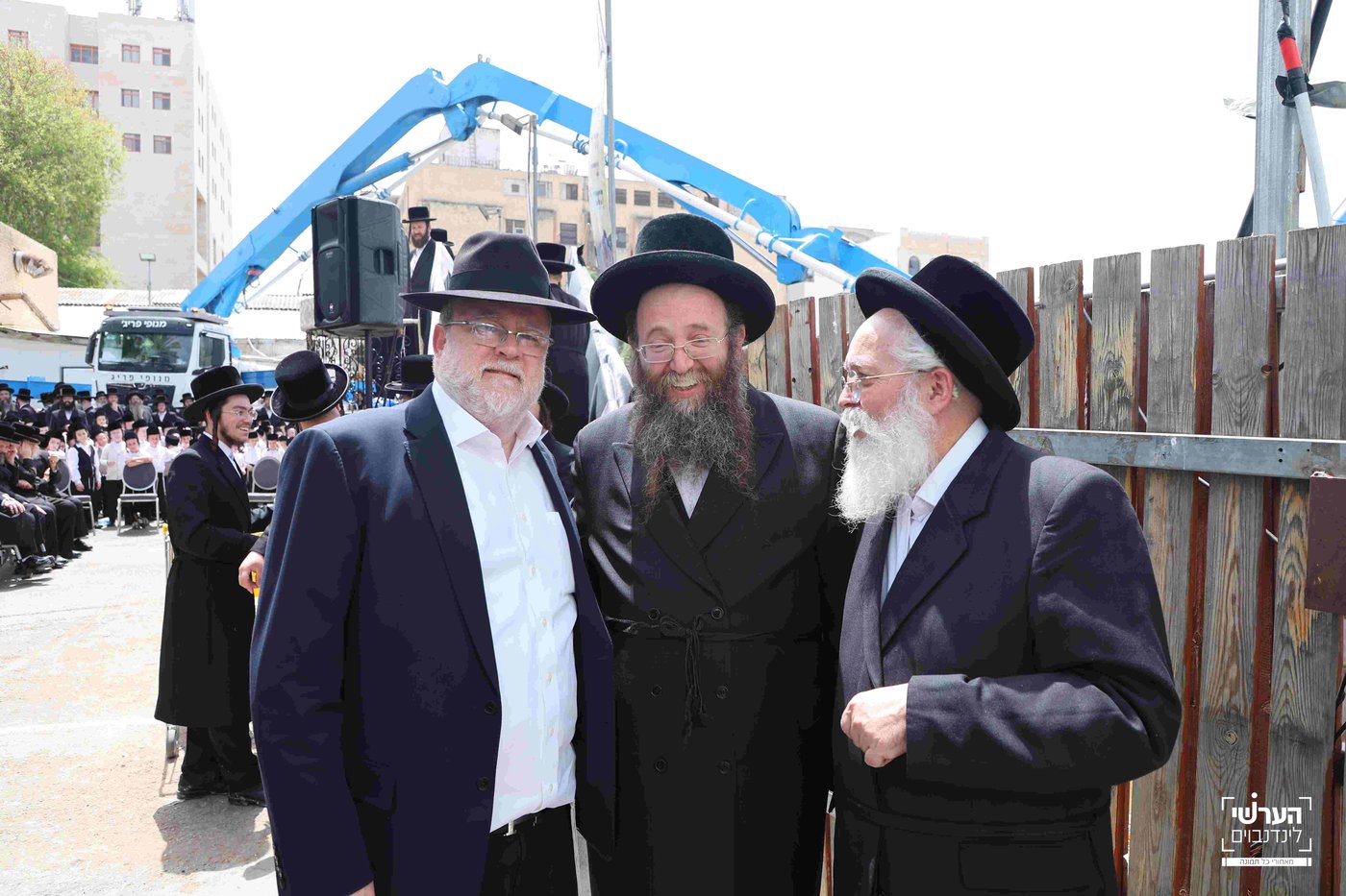 האדמו"ר מויזניץ במעמד יציקת שכבת בטון לבית מדרשו