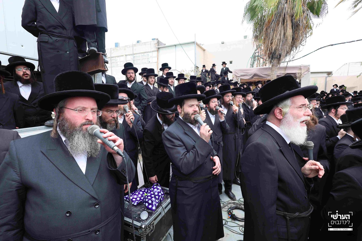 האדמו"ר מויזניץ במעמד יציקת שכבת בטון לבית מדרשו