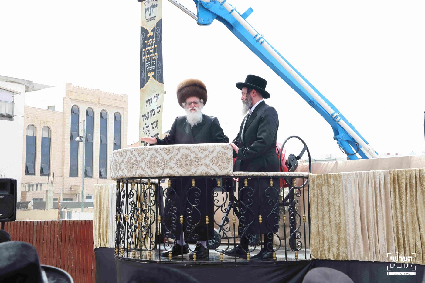 האדמו"ר מויזניץ במעמד יציקת שכבת בטון לבית מדרשו