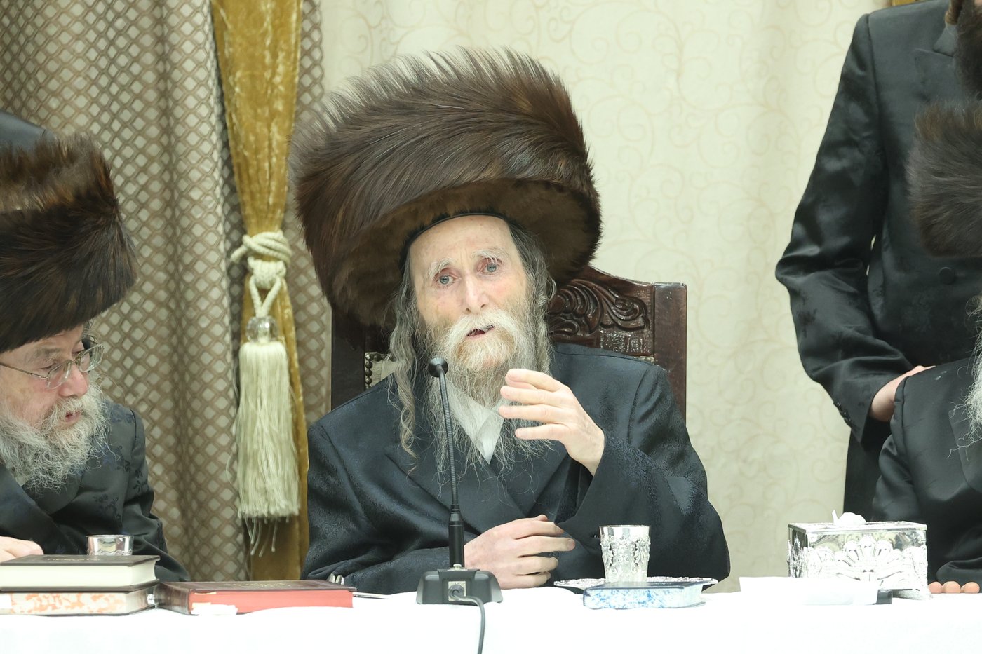 האדמו"ר מערלוי בטיש חוה"מ פסח
