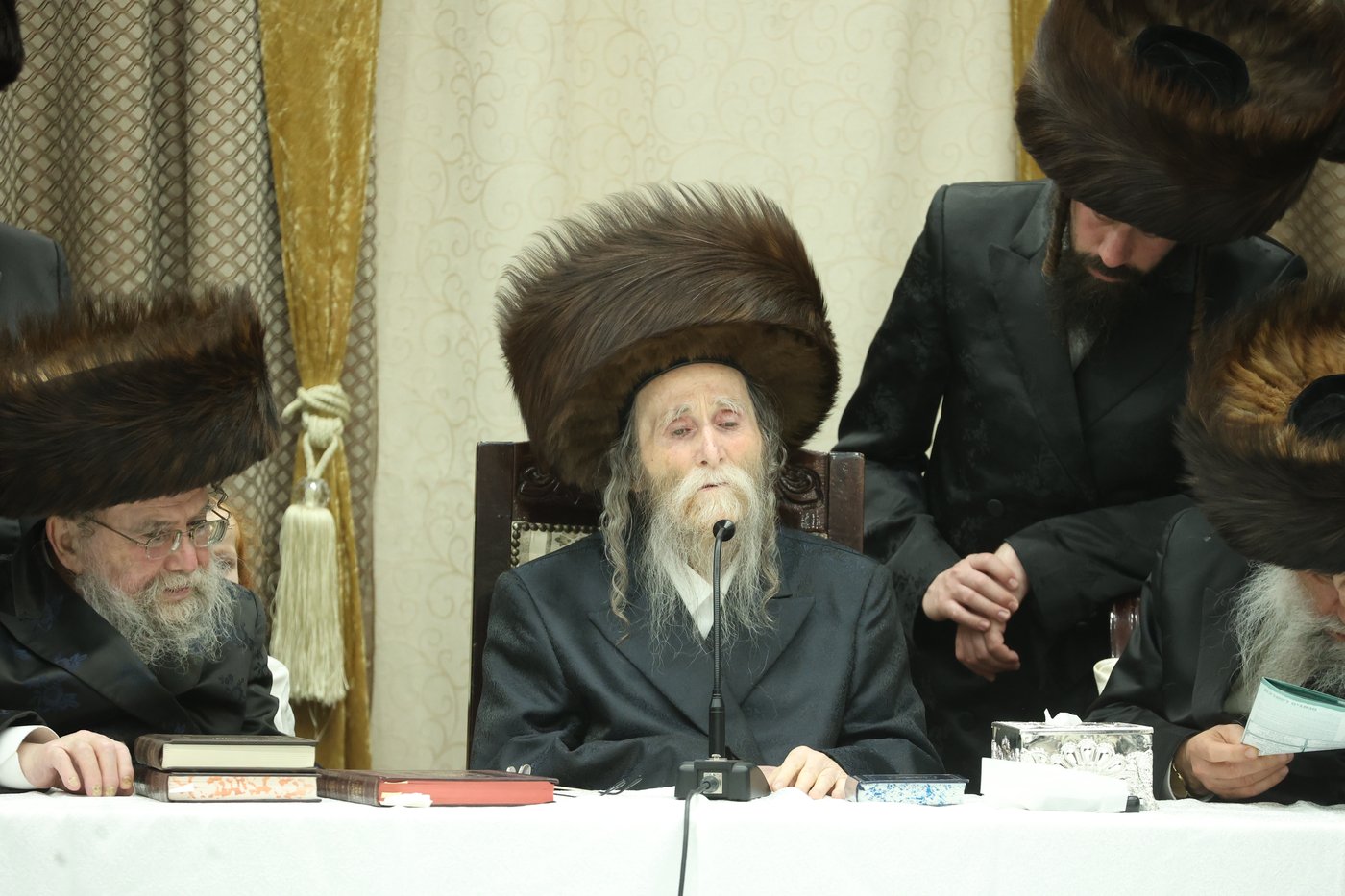 האדמו"ר מערלוי בטיש חוה"מ פסח
