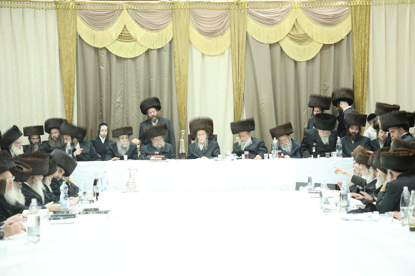 האדמו"ר מערלוי בטיש חוה"מ פסח
