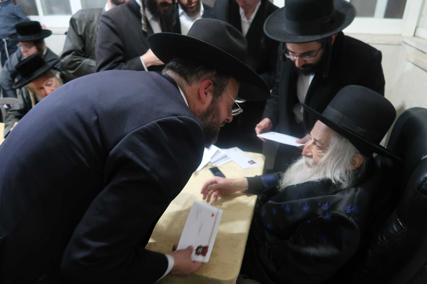 הגאון רבי יהושע דוד טורצ'ין בחלוקת מליוני שקלים
