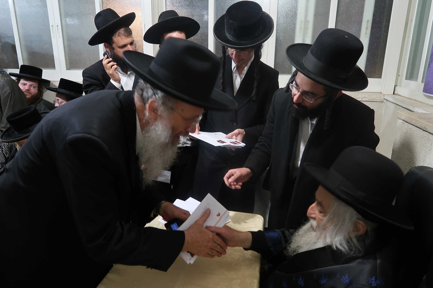 הגאון רבי יהושע דוד טורצ'ין בחלוקת מליוני שקלים