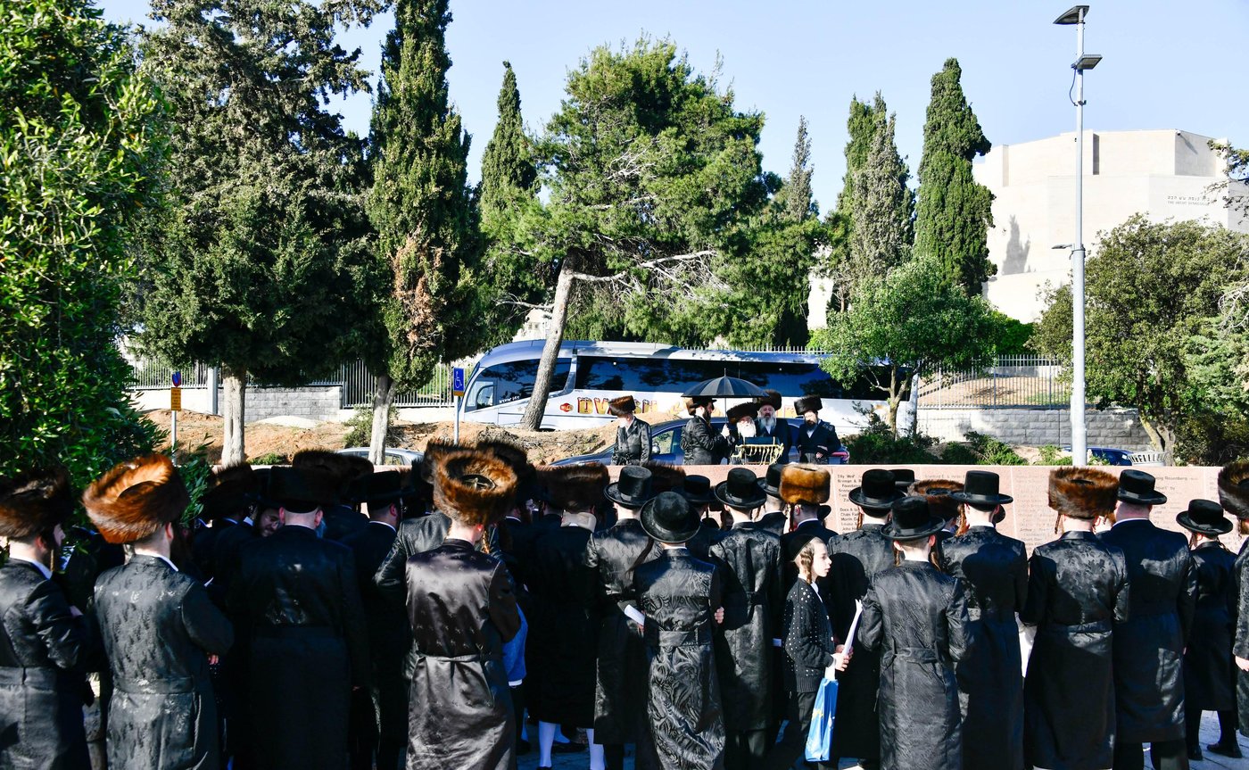 האדמו"ר מקרעטשניף י-ם מול הר הצופים