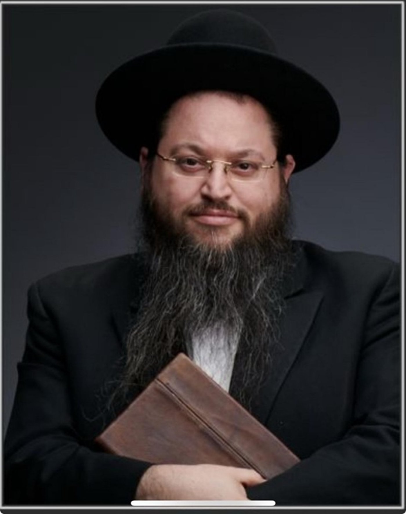 המקובל ר' חיים פוקס ראש מכון סגולת אמת עם עותק תנ"ך אמסטרדם בו ערך הגר"א את הגורלות, לאחר טקס זהה במכון  