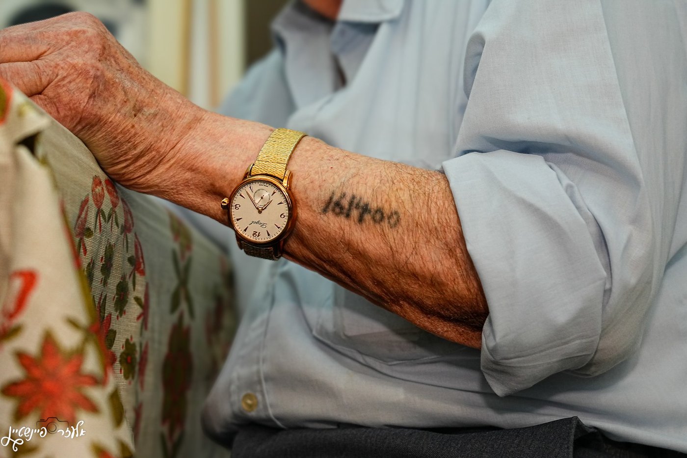 יד של ניצול שואה עם המספר שחקקו הנאצים על ידו