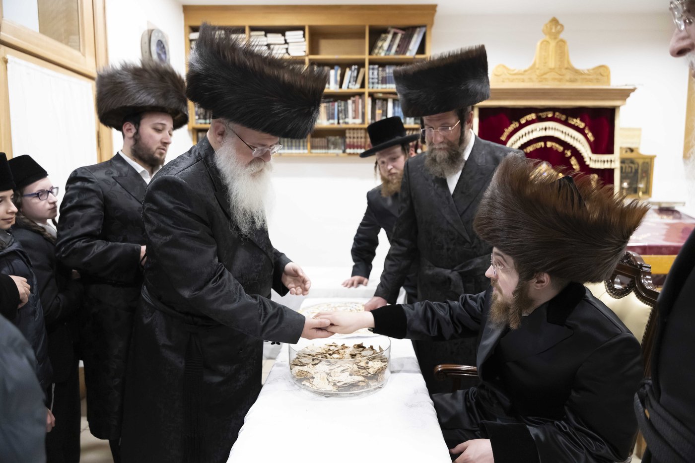 האדמו"ר מסאדיגורה בחלוקת מצות שמירה לתושבי אנטווערפן