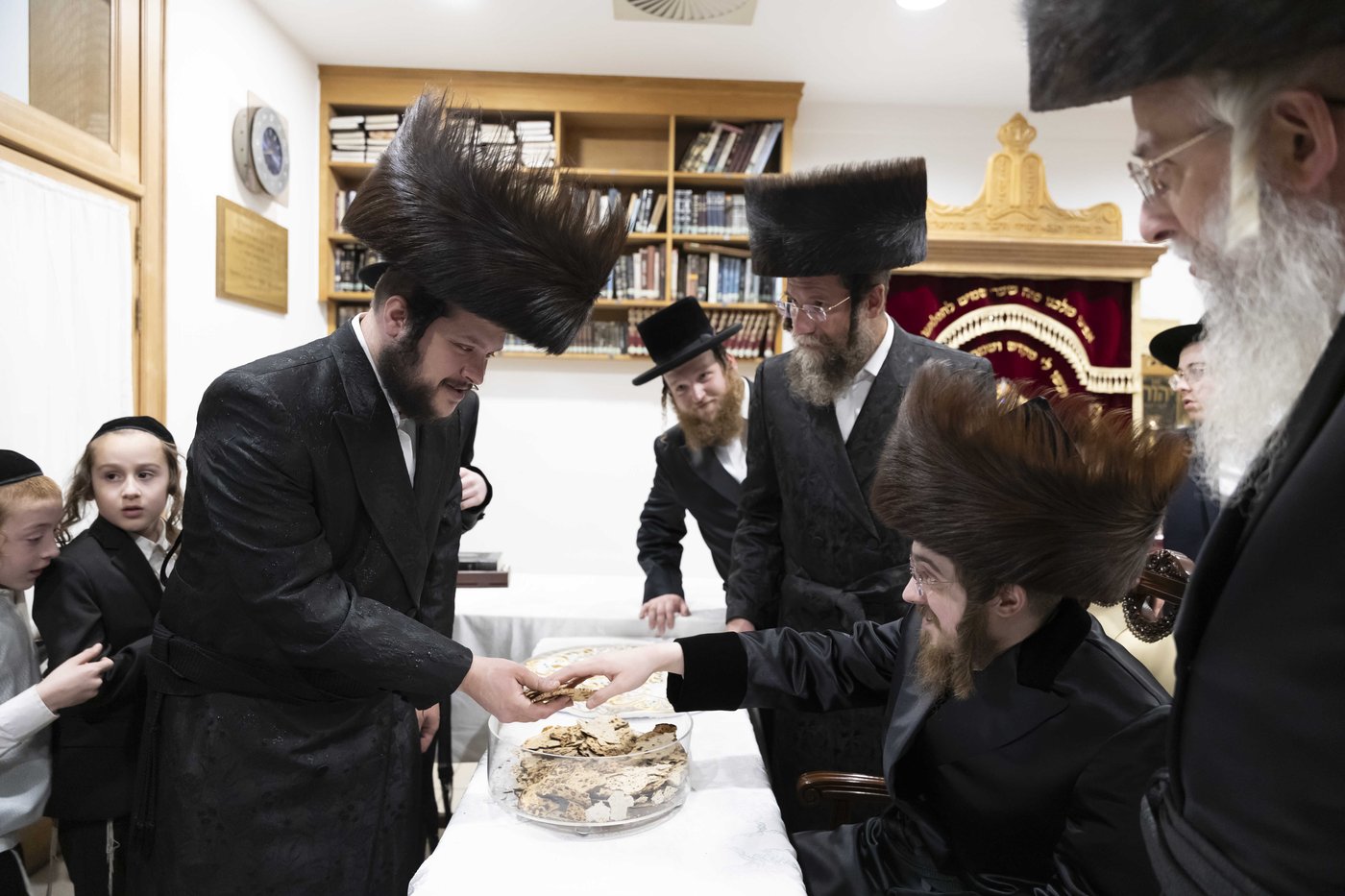 האדמו"ר מסאדיגורה בחלוקת מצות שמירה לתושבי אנטווערפן